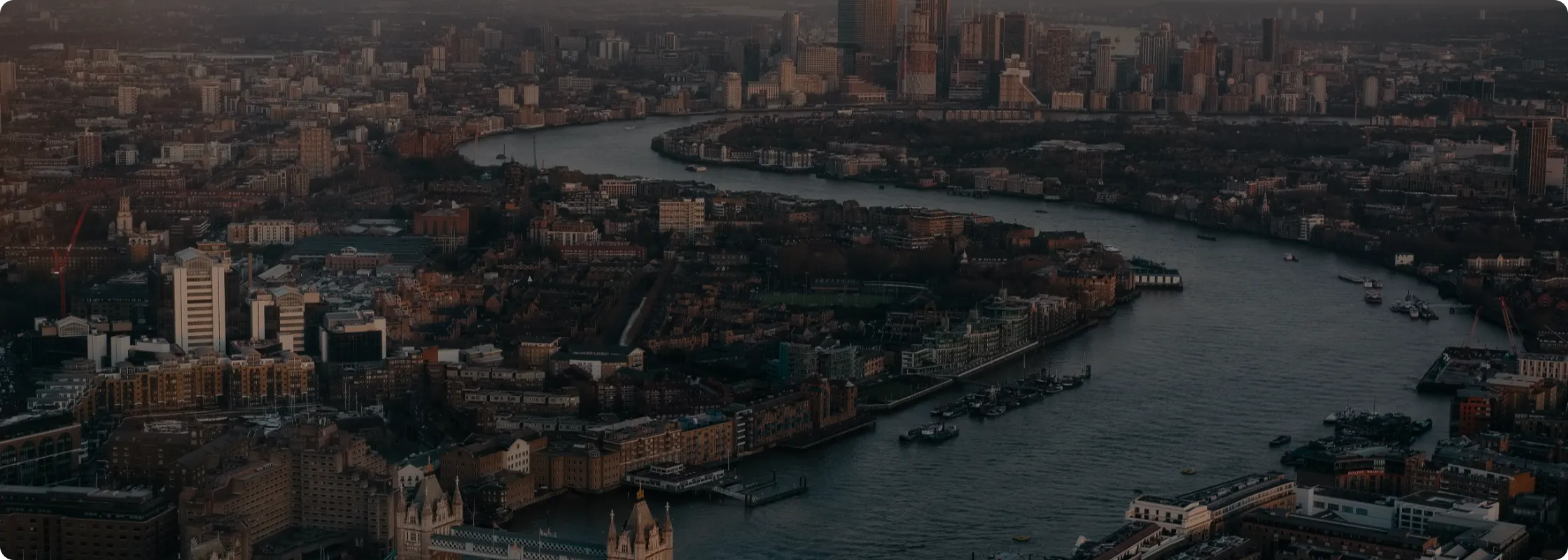 ロンドンのテムズ川と街並みを上から見た風景画像