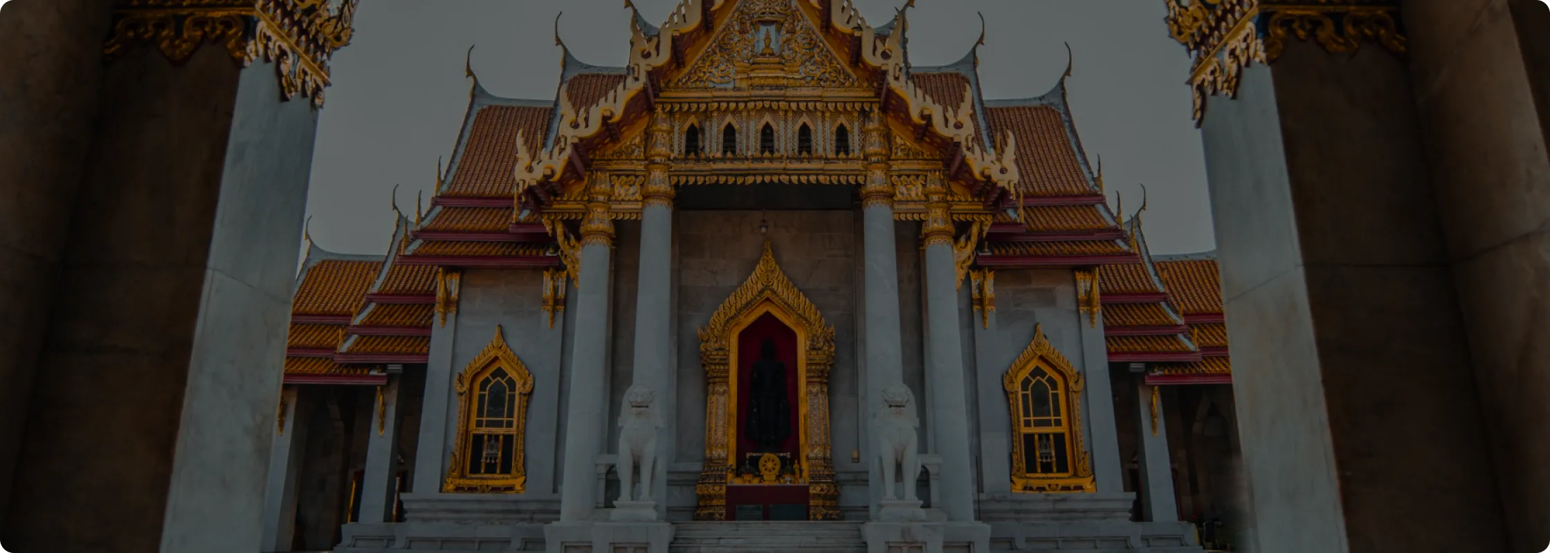 タイの豪華な寺院正面の門の画像