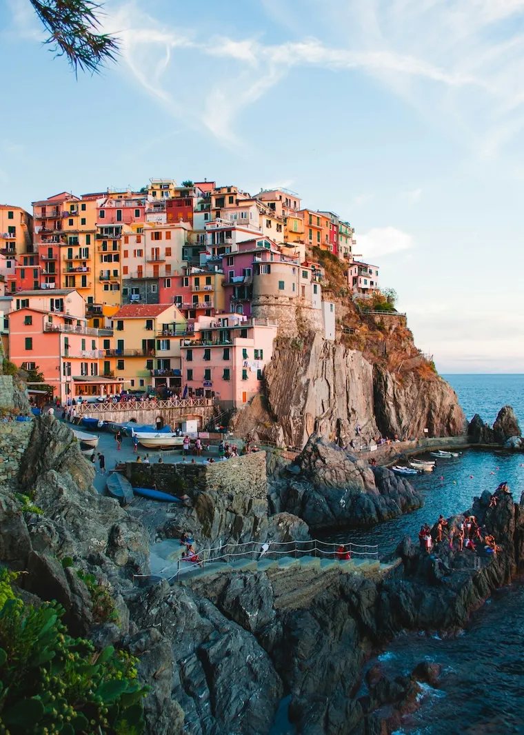 イタリアのカラフルな崖の家々の風景画像